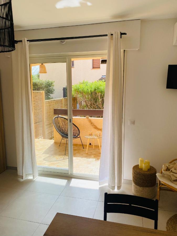 Appartement avec terrasse, jardin, parking en bord de mer Saint-Cyr-sur-Mer Buitenkant foto