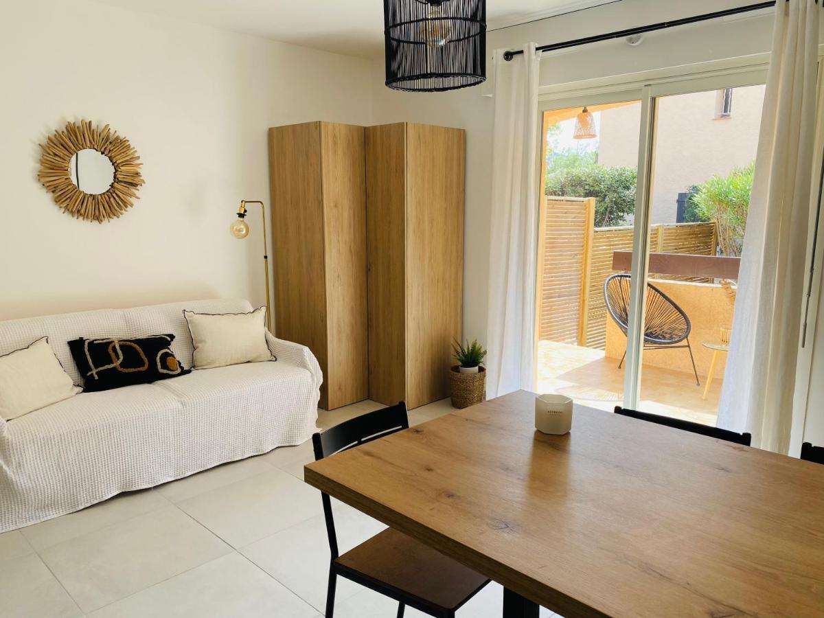 Appartement avec terrasse, jardin, parking en bord de mer Saint-Cyr-sur-Mer Buitenkant foto